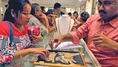 सोन्याला झळाळी, मात्र उद्योग काळवंडला