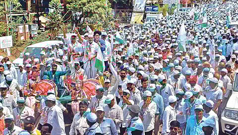 शक्तिप्रदर्शन करत राजू शेट्टींची उमेदवारी दाखल