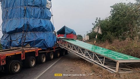 छत्रपती संभाजीनगर : भरधाव कंटेनरची दिशादर्शक कमानीला धडक