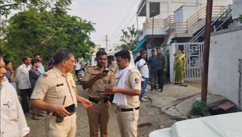 Amravati News : धक्कादायक! प्लॉटच्या वादातून शेजाऱ्याकडून आई व मुलाची हत्या; वडील गंभीर