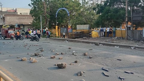 बीड : माजलगाव येथील पोलिस ठाण्यासमोर मनोरुग्णाची दगडफेक