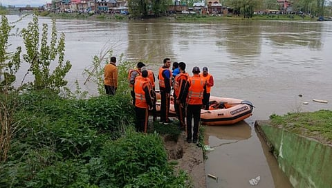Srinagar | श्रीनगरच्या झेलम नदीत बोट उलटली, ४ जणांचा मृत्यू, ५ शाळकरी मुलांसह अनेकजण बेपत्ता