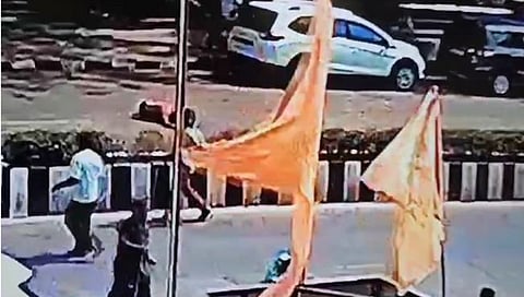 मुंबई: महालक्ष्मी मंदिरासमोर कारने २ मुलींना उडविले; थरकाप उडविणारा व्हिडिओ समोर