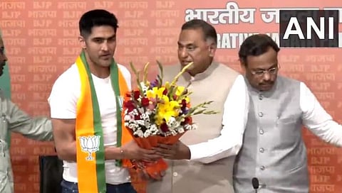 Boxer Vijender Singh | काँग्रेसला धक्का! बॉक्सर विजेंदर सिंह आता ‘भाजप’च्या रिंगमध्ये, हाती घेतले कमळ