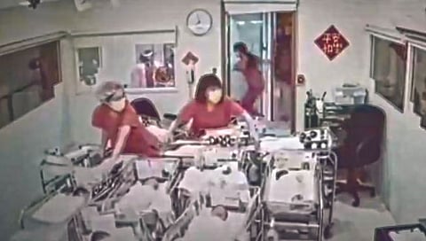 स्वतःची पर्वा न करता भूकंपावेळी वाचवले नवजात बाळांना!