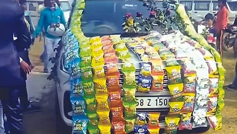 फुलांनी नव्हे, चिप्सच्या पाकिटांनी सजवली नवरदेवाची कार!