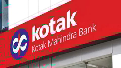 Kotak Mahindra Bank Share | RBIच्या निर्बंधानंतर कोटक बँकेला मोठा फटका! शेअर्स १० टक्क्यांनी घसरले