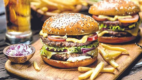 भूक लागली म्हणून एका जाेडप्याने मागवले २ बर्गर; बिल पाहून बसला धक्का