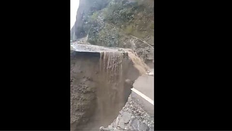 Arunachal Pradesh | अरुणाचल प्रदेशात भूस्खलन! चीन सीमेला जोडणारा महामार्ग वाहून गेला (पाहा व्हिडिओ)