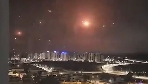 : इस्रायल-हमास युद्धादरम्यान इराणने शनिवारी रात्री उशिरा इस्रायलच्या भूभागावर हल्ला केला. इराणने इस्रायलवर 300 हून अधिक डागलेली क्षेपणास्त्रे आम्ही रोखली आहेत, असा इस्रायलने दावा केला आहे.