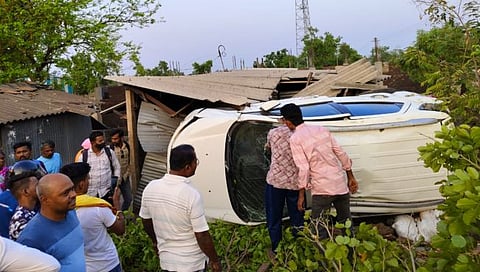 जयसिंगपूर : तमदलगेच्या वळणावर अपघात! भरधाव चारचाकीच्या चालकाचा ताबा सुटल्याने वाहन घुसले थेट घरात
