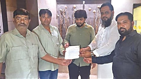 जुने नाशिक : डॉ. खालिद परवेज यांना संयुक्त राजीनामा देताना अहमद काजी. समवेत जावेद पंजाबी, अकबर शेख व मुश्ताक कुरेशी.