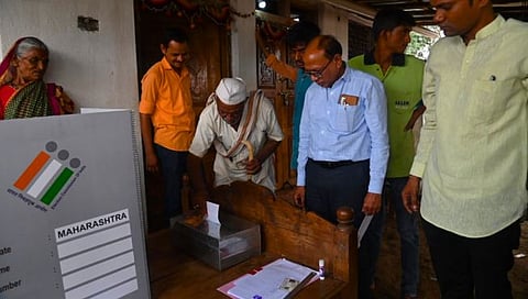 Loksabha Election 2024 : दिव्यांगाच्या मतासाठी यंत्रणा तेलंगणा सीमेवरील दुर्गम गावात