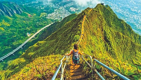 डोंगराच्या निमुळत्या टोकावरून जाणारी ‘स्वर्गाची शिडी’!