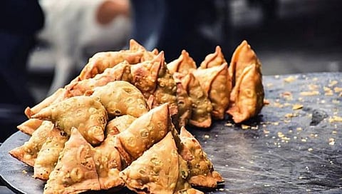 समोशात निरोध, पानमसाला, दगड! पुण्यात कंपनीचे कंत्राट न मिळाल्याने किळसवाणे कृत्य