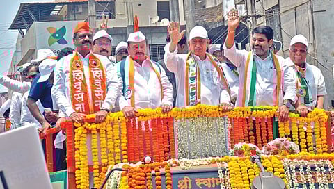 जोरदार शक्तिप्रदर्शनाने शाहू महाराज यांचा उमेदवारी अर्ज