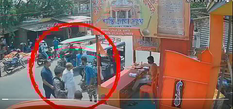 बेहरामपूर येथील काँग्रेसचे उमेदवार अधीर रंजन चौधरी यांनी आमच्या कार्यकर्त्याला धक्काबुक्की केली, असा दावा करणारा व्हिडिओ तृणमूल काँग्रेसने शेअर केला आहे.