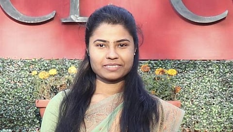 सोलापुरातील भाजीपाला विक्रेत्याच्या मुलीचे युपीएससी परीक्षेत घवघवीत यश