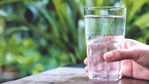 उन्हातून आल्यावर लगेच पिऊ नये थंड पाणी