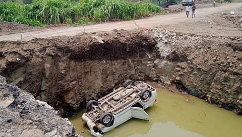 परभणी: माटेगाव नदीवरील पूल बांधकामाच्या खड्ड्यात कार कोसळली