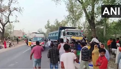 UP Accident : उत्तर प्रदेशमध्ये भीषण अपघात; सुसाट डंपरने रिक्षाला उडवले, ५ जणांचा जागीच मृत्यू