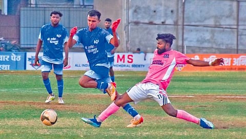Kolhapur Football : काेल्हापुरातील ‘नाद खुळा’ फुटबाॅल प्रेमी…गोलसाठी दिलं तब्बल तीन लाखांचं बक्षीस!