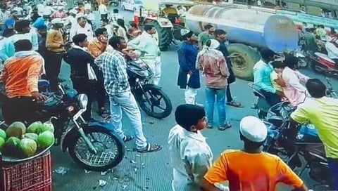 जवळाबाजार बसस्थानक परिसरातील अरूंद रस्त्याचा वाहनधारकांना मनस्ताप