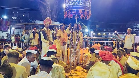 Balumama bhandara 2024 | ‘राज्याच्या राजकारणात मोठा गोंधळ होईल…’ बाळूमामा भंडारा उत्सवात कृष्णात डोणे यांची भाकणूक