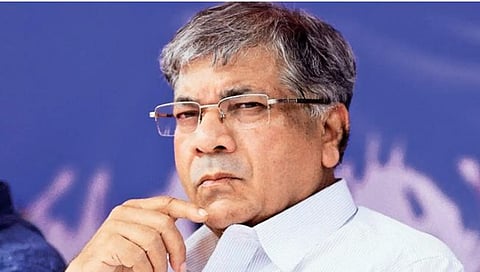 राज ठाकरे शिवसेनेचे प्रमुख होऊ शकतात; आंबेडकर यांचे भाकीत