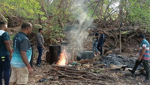 रायगड: वरसे येथील गावठी दारूच्या हातभट्टीवर कारवाई