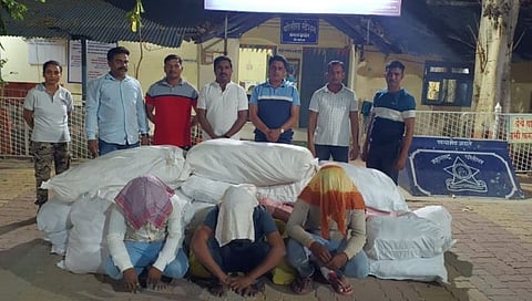 वाशिम: ग्राम शेलूबाजार येथून छापा टाकून ३ लाखांचा गुटखा जप्त