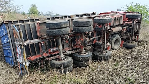 परभणी : ताडकळस-पूर्णा महामार्गावर चालकाचा ताबा सुटल्याने कंटेनर पलटी
