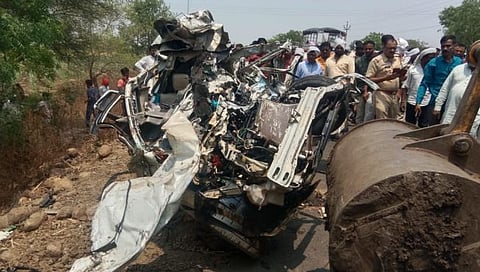 Latur Accident News : उदगीर-निलंगा मार्गावर कार, ट्रकचा भीषण अपघात; ४ ठार