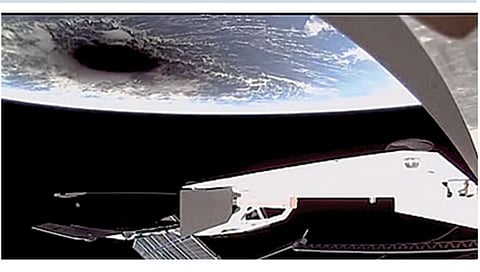 अंतराळातून पृथ्वीवर कृष्णविवरासारखी दिसली सूर्यग्रहणाची काळी छाया