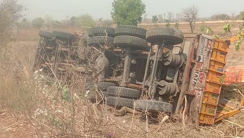 वाशिम: किन्हीराजा गावाजवळ ट्रक उलटून चालक ठार