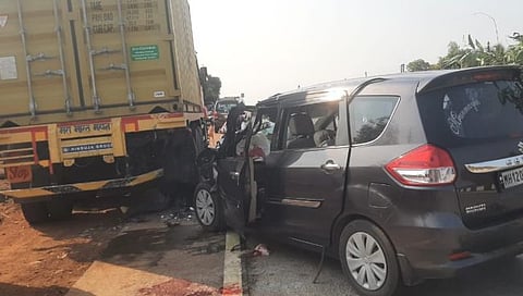 कारची ट्रकला धडक