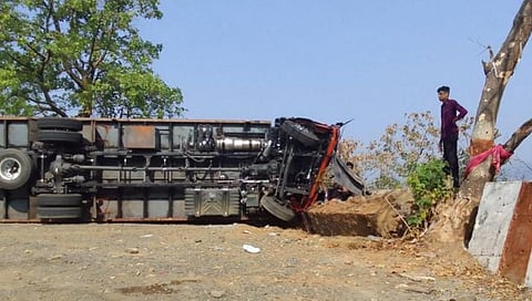 सिंधुदुर्ग : तिलारी घाटात ट्रकला अपघात; चालकाचा उपचारादरम्यान मृत्यू