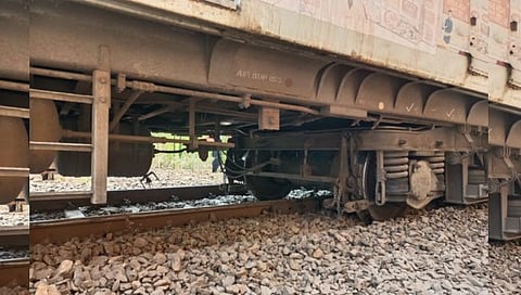 लोकलचा डबा रूळावरून घसरला