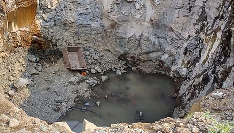 पुणे: कोळवाडी येथे वायर तुटल्याने क्रेन विहिरीत कोसळून एक ठार