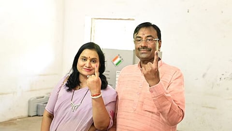 भाजप उमेदवार सुधीर मुनगंटीवार यांनी केले सहकुटुंब मतदान