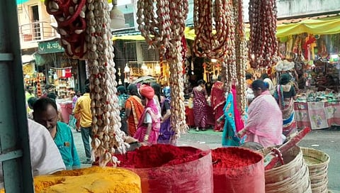 तुळजापूर : चैत्र यात्रेच्या निमित्ताने भाविकांची गर्दी; पावसामुळे भाविकांना दिलासा