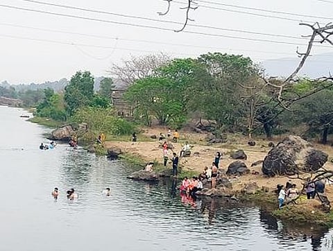 Pune : टंचाईच्या काळात पाण्याचा अपव्यय; व्हॉल्व, स्प्रिंकलर नादुरुस्त झाल्याने गळती