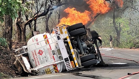 यवतमाळ : डिझेल टॅंकरचा अपघात होऊन झालेल्या स्फोटात एक ठार, दोन गंभीर