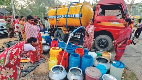 राज्यात पाणीटंचाईच्या तीव्र झळा; दोन हजार गावांत टँकरने पुरवठा