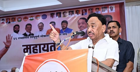 देवरूखमधील महायुतीच्या मेळाव्यात बोलताना नारायण राणे. (छाया- राज सासवडे, देवरूख)