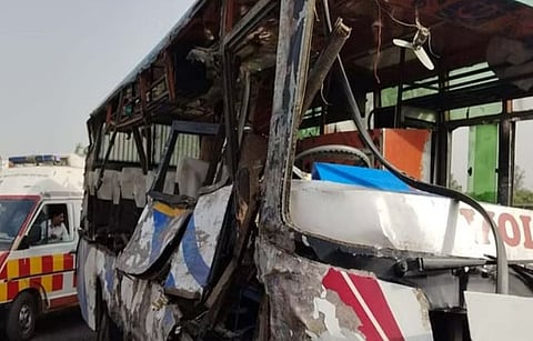 उत्तर प्रदेशातील उन्नावमध्ये भीषण अपघातानंतर खासगी बसची झालेली अवस्था.