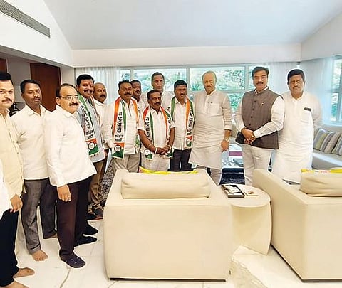 शरद पवारांना धक्का !पक्षाच्या शहराध्यक्षांसह काँग्रेसचे पदाधिकारी अजित पवार गटात