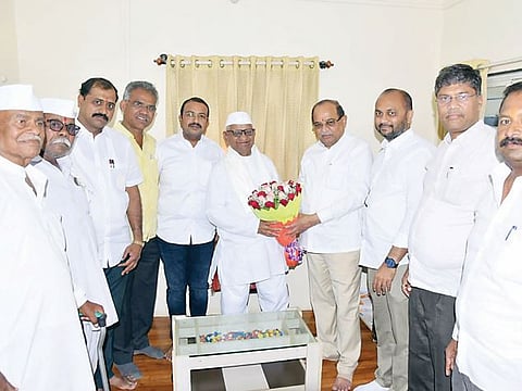 मंत्री विखे पाटलांची पारनेरमध्ये मतपेरणी! अण्णा हजारेसह विजय औटींची घेतली भेट