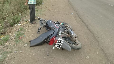 बीड : तलवाडा येथे ट्रॅक्टरच्या धडकेत मोटरसायकलस्वार ठार