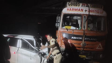 कार-ट्रेलरचा भीषण अपघात